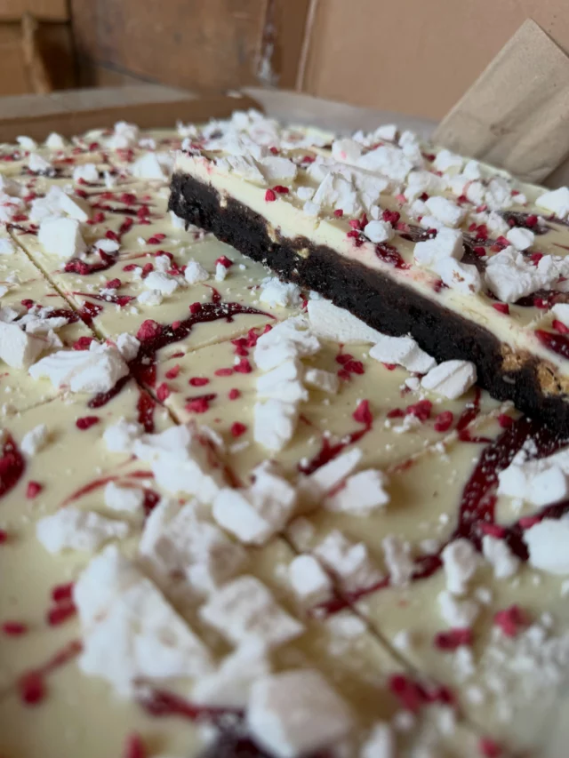 RASPBERRY ROULADE BROWNIE from @brownnblond has just arrived 🥰